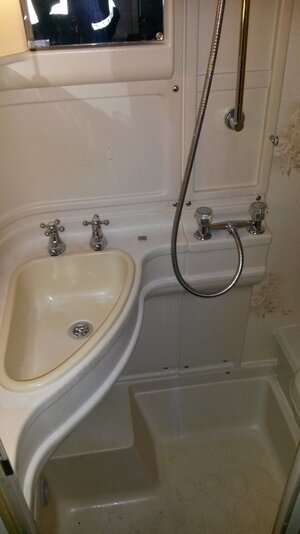 00 SHOWER_075945.JPG 00 SHOWER_075945.JPG